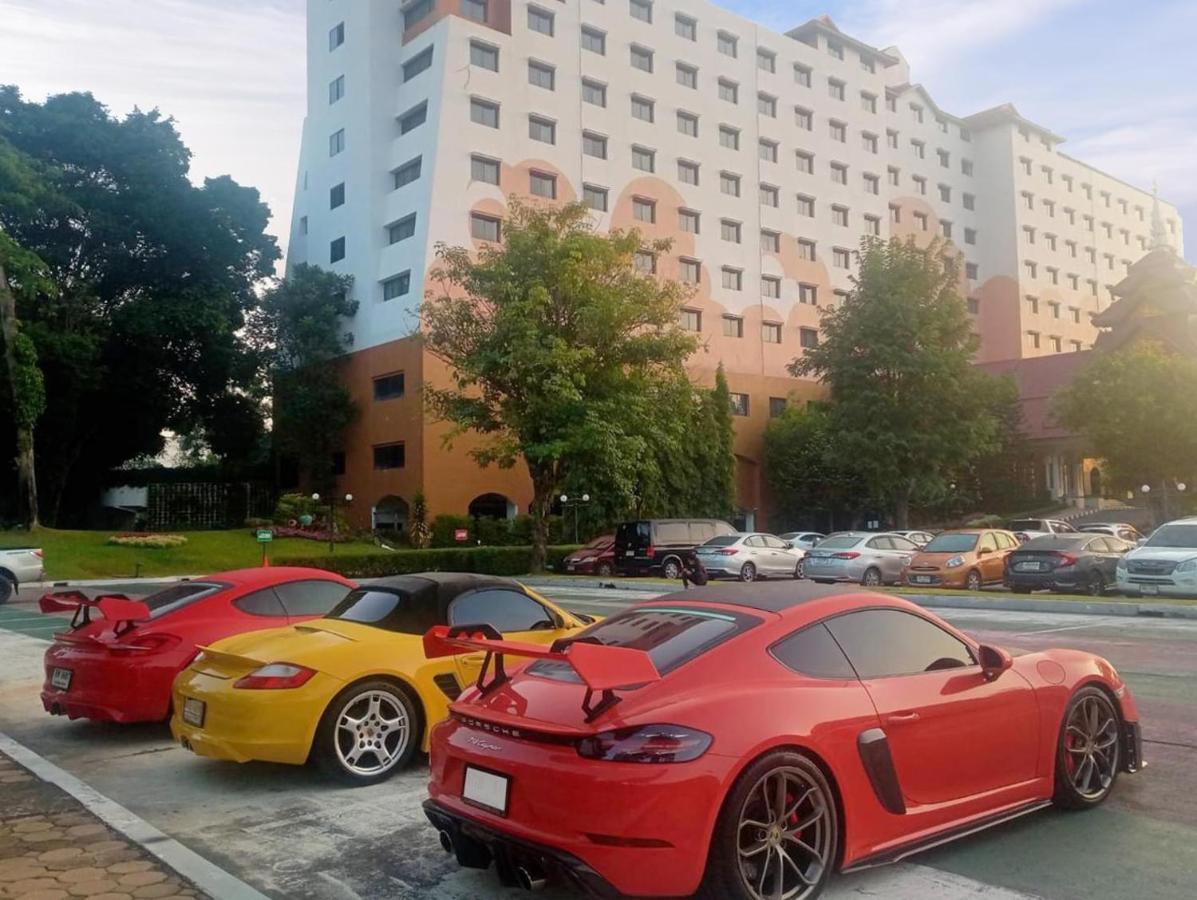 清莱传承酒店及会议中心【SHA Extra Plus】 外观 照片 Porsche Cayman GT4 (rear)