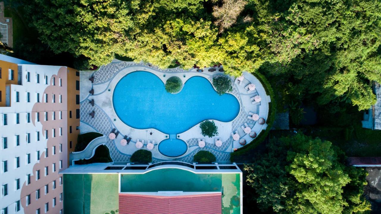 清莱传承酒店及会议中心【SHA Extra Plus】 外观 照片 Aerial view of the swimming pool