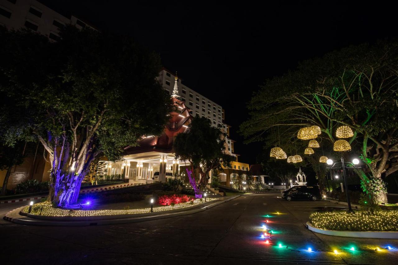清莱传承酒店及会议中心【SHA Extra Plus】 外观 照片 The hotel at night