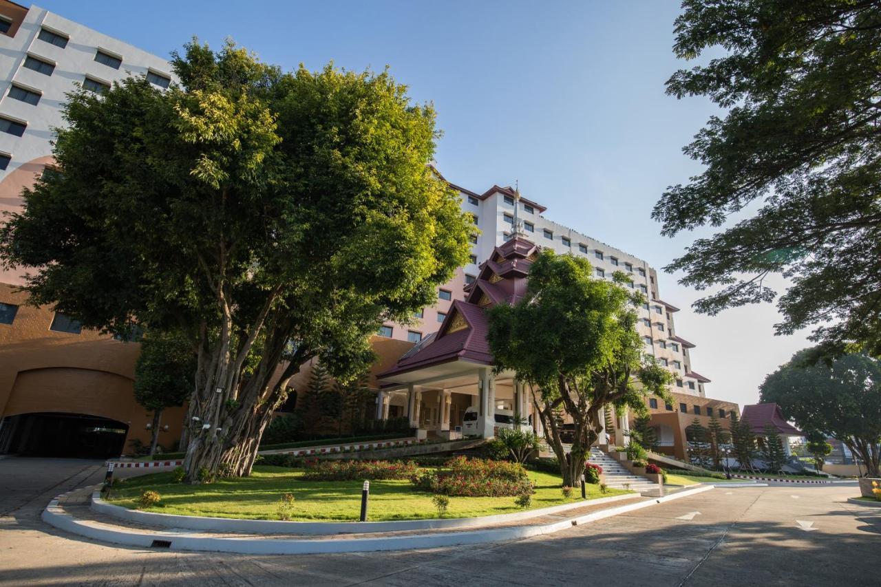 清莱传承酒店及会议中心【SHA Extra Plus】 外观 照片 The main entrance of the hotel
