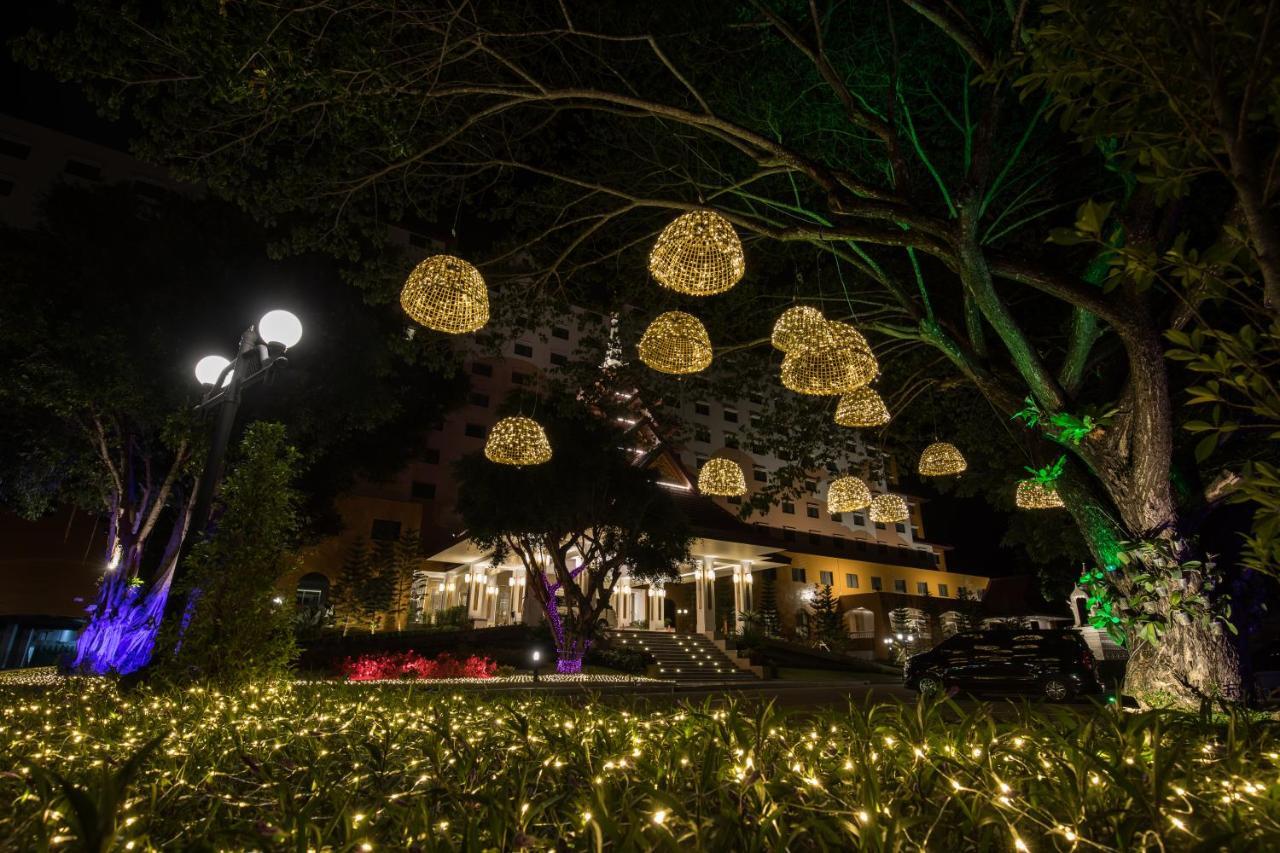 清莱传承酒店及会议中心【SHA Extra Plus】 外观 照片 Christmas lights in San Francisco