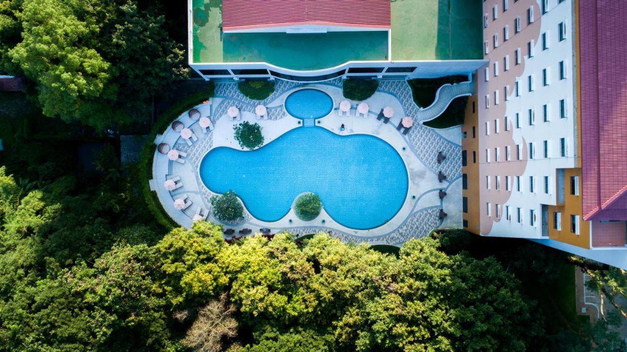 清莱传承酒店及会议中心【SHA Extra Plus】 外观 照片 Aerial view of the swimming pool